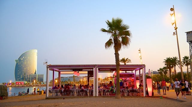 Chiringuitos na Praia de Barceloneta em Barcelona Chiringuitos na Praia de Barceloneta em Barcelona